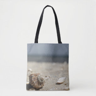 Bolso De Tela Seashells en la arena por el mar