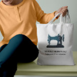 Bolso De Tela Selva de máquina de coser de cosecha verde azulada<br><div class="desc">Elegante bolso de presupuesto para sastres,  costureros,  diseñadores de moda,  estilistas y más con un ilustracion vintage de máquina de coser de color azul pavo real verde azulado con dos líneas de texto personalizado en blanco. ¡El color de la máquina de coser es editable!</div>