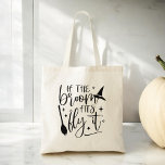 Bolso De Tela Si la habitación se adapta entonces Fly It Funny H<br><div class="desc">Muestra tu espíritu de Halloween con nuestro "Si la habitación se adapta entonces vuela" Funny Halloween Tote Bag! Este encantador tote cuenta con un gráfico de escobas lúdico y una frase humorística en la tipografía moderna, que le dan un toque divertido a su estilo de temporada. Realizado con materiales duraderos...</div>