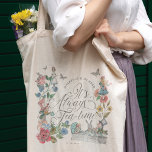 Bolso De Tela Siempre es Alicia de la época del té en el país de<br><div class="desc">El diseño presenta una mezcla de nuestros propios florales originales dibujados a mano y obras de arte. Hemos restaurado meticulosamente los ilustraciones vintage de la icónica Alice in Wonderland dibujándolos a mano y llevándolos a la vida con hermosos tonos acuarelas y añadiendo nuestro propio toque personal. Los elegantes y vintage...</div>