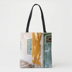 Bolso De Tela Silla metalizado negra cerca de la puerta