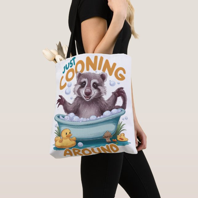 Bolso De Tela Sólo planchado, juguetón Raccoon tiempo de baño Av (Detalle)