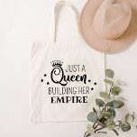 Bolso De Tela Sólo una reina construyendo su empire cita negra<br><div class="desc">Este fabuloso diseño de bolsos de té para sus funciones "Sólo una reina construyendo su imperio",  una cita divertida y inspiradora,  en negro. Una corona y estrellas acentúan el diseño tipográfico elegante. Hace un gran regalo para un experto en DIY,  propietario de una pequeña empresa o empresario.</div>