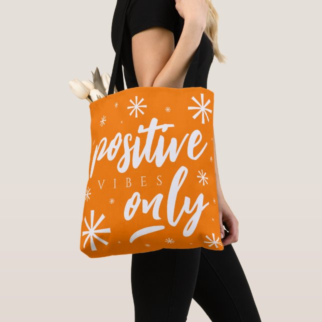 Bolso De Tela Solo vibraciones positivas alegres escritas a mano (Detalle)