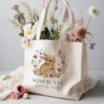 Bolso De Tela Somebunny Baby Shower Wildflower Grocery Tote Bag<br><div class="desc">¡A alguien le encanta el bolso! Este diseño presenta un delicado ramo de flores silvestres pintadas a mano que rodea a un conejo de bebés adorable. Una encantadora combinación de fuentes modernas y rústicas completan este dulce diseño. Vea toda la colección para ver más elementos coincidentes.</div>