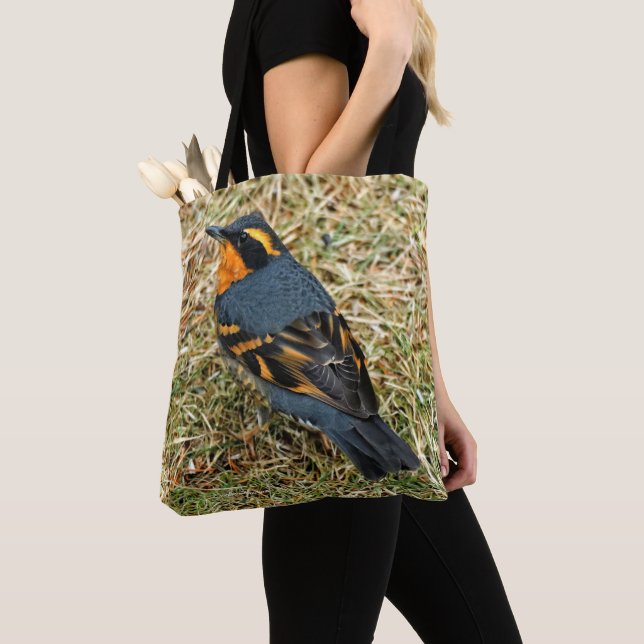 Bolso De Tela Sorprendente pájaro de Thrush Varied en la hierba (Detalle)