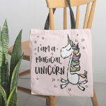 Bolso De Tela Soy Unicornio<br><div class="desc">Soy una bolsa de unicornio - ¡Todo soñador necesita su propia mítica bolsa de unicornio de tote! No podemos pensar en una mejor manera de mostrar su magia interior y mantener sus necesidades básicas a mano. Este diseño presenta un lindo unicornio lleno de fantasía que vuela alrededor de estrellas y...</div>