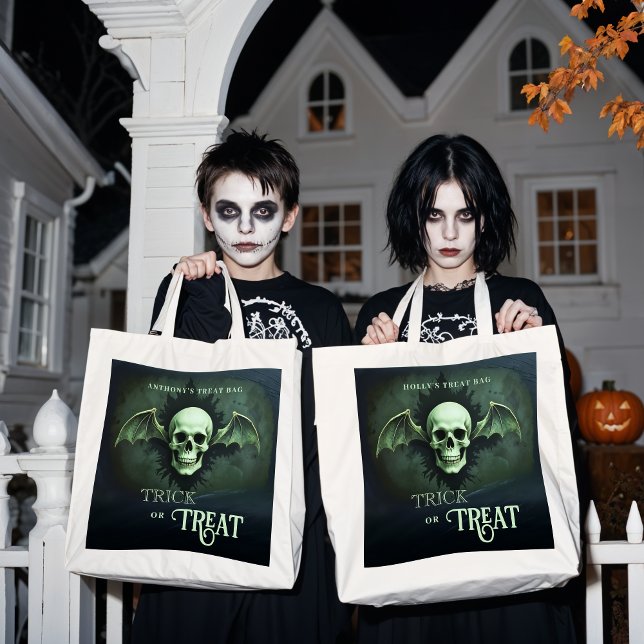 Bolso De Tela Spooky Trick or Treat Skull with Bat Wings (Spooky Trick or Treat Skull with Bat Wings with Name's Treat Tote Bags.)