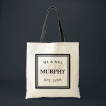 Bolso De Tela Sr. blanco y negro elegante señora monogram<br><div class="desc">Las bolsas de asas blancos y negros elegantes de Sr. señora monogram wedding. Diseño de lujo del logotipo con la tipografía hermosa para el nombre, la fecha y la letra con monograma. Idea personalizada linda del favor del regalo o de fiesta para la novia, los floristas, la criada del honor...</div>
