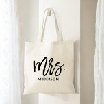 Bolso De Tela Su Propio Personalizado<br><div class="desc">Denle su propia bolsa de tocador personalizada con una gran tipografía caprichosa "Mrs." y su apellido. También hay un tote para el Sr. Estos hacen grandes regalos para los miembros de la familia,  colegas,  profesores,  amigos y más.</div>