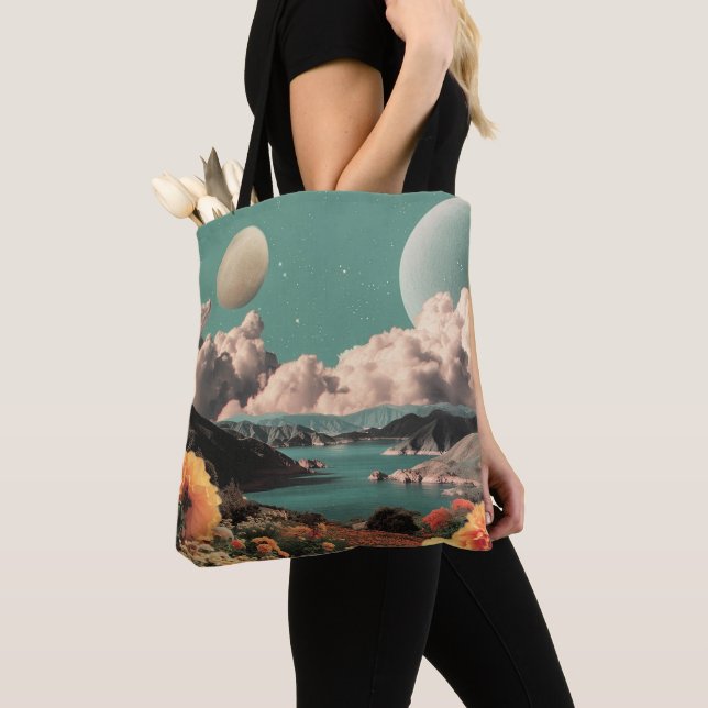 Bolso De Tela Surreal Mountain Landscape with Planets and Clouds (Detalle)