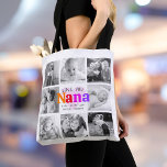Bolso De Tela Te Ama Nana Colorful Bold Collage de fotos moderno<br><div class="desc">"Te quiero Nana". Ella ama cada minuto con sus nietos. Una imagen divertida, caprichosa y elegante de una tipografía audaz de color arcoiris y tipografía manuscrita negra superponen un corazón suave y rosa claro y un fondo blanco. Añade 8 preciadas fotos de tu elección y personalizar los nombres y el...</div>