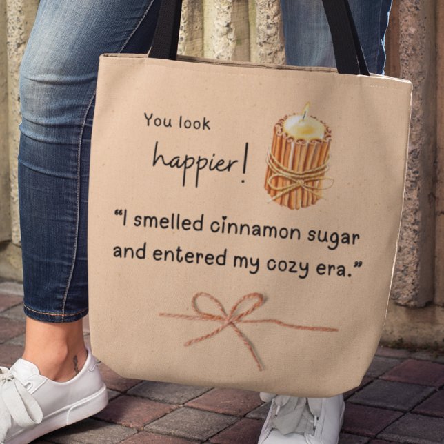 Bolso De Tela ¡Te ves más feliz! Vela de azúcar de canela (You look happier! "I smelled cinnamon sugar and entered my cozy era" tote bag)