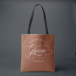 Bolso De Tela Terracota caligráfica moderna Madre de la novia<br><div class="desc">Una madre atemporal y elegante de la bolsa de té de regalo de la novia con un guión de caligrafía refinado sobre un fondo clásico,  perfecto para una celebración formal y sofisticada de los bodas. Para personalización o productos adicionales con este diseño,  por favor no dude en contactarme.</div>