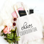 Bolso De Tela Texto tipográfico del Coordinador del caos<br><div class="desc">Un simple diseño de "coordinador del caos" en un divertido texto tipográfico negro. Perfecto para esa madre ocupada,  profesora,  entrenadora de equipo deportivo o jefe de trabajo.</div>