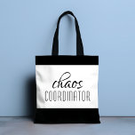 Bolso De Tela Texto tipográfico del Coordinador del caos<br><div class="desc">Un simple diseño de "coordinador del caos" en un divertido texto tipográfico negro. Perfecto para esa madre ocupada,  profesora,  entrenadora de equipo deportivo o jefe de trabajo.</div>