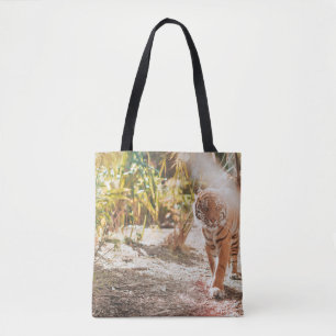 BOLSO DE TELA TIGRE MARRÓN EN GESTO DE CAMINO