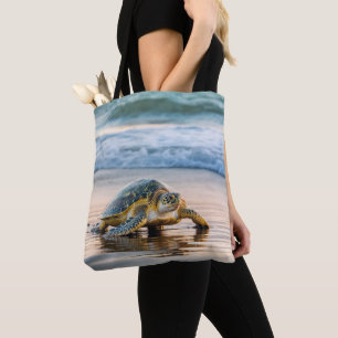 Bolso De Tela Tortuga Caminando Por La Arena De Wet Beach