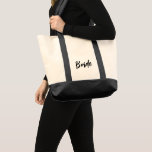 Bolso De Tela Tote de novia<br><div class="desc">La bolsa de tocador se muestra en negro con un texto especial de la novia. Color del tote: natural/negro</div>