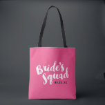 Bolso De Tela Totes del partido de novias personalizado de la br<br><div class="desc">Personalizado de la fiesta de novias con el gráfico "Bride's Squad" en un guión elegante. Personalízalo con tu fecha de boda, etiqueta boda, nombres u otro texto personalizado. Impresión de chevron a la moda en el reverso. ¡Un regalo perfecto para las novias, las damas de honor y la fiesta de...</div>