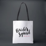 Bolso De Tela Totes del partido de novias personalizado del escu<br><div class="desc">Personalizado de la fiesta de novias con el gráfico "Bride's Squad" en un guión elegante. Personalízalo con tu fecha de boda, etiqueta boda, nombres u otro texto personalizado. Impresión de tira de perrito en el lado inverso. ¡Un regalo perfecto para las novias, las damas de honor y la fiesta de...</div>