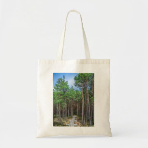 Bolso De Tela Trayectoria de madera en bosque de pinos