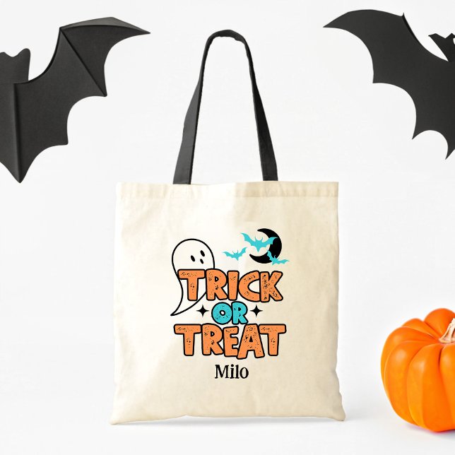 Bolso De Tela Trick de Halloween o truco para tratar a niños de  (Tote bag says: Trick or Treat with ghost, moon and ghosts. Orange, blue and black colors.)
