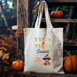Bolso De Tela Trick o trato de Halloween con Gorra de bruja de g<br><div class="desc">Cute gato negro en un gorra de brujas que luce una linterna y sentado entre las flores con otra linterna más a sus pies "Trick or Treat" "Happy Halloween" (Feliz Halloween). Diseño compuesto por Holiday Hearts Designs.</div>
