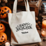 Bolso De Tela Truco o trato feliz personalizado de Halloween<br><div class="desc">Transforme su truco de Halloween o trate en una elegante noche de salida con esta bolsa de té de personalizado Happy Halloween que puede personalizarse con un nombre. Con su encanto espeluznante y a la vez caprichoso, esta bolsa de té te hará sentir emocionado por las espinas y el entusiasmo...</div>