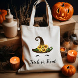 Bolso De Tela Trucos o trucos de Gorra de bruja de girasol de Ha<br><div class="desc">Esta bolsa de tote de Halloween tiene la cara de una bruja linda con un gorra rústico adornado con girasoles. El texto que aparece a continuación dice "Truco o trato" en un tipo de letra de pincel estilo escritura a mano negra.</div>