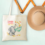 Bolso De Tela Twinkle Twinkle Little Star Baby Elephant<br><div class="desc">Baby Elephant Tote Bag con un bonito diseño y un comentario complementario: "Twinkle Twinkle Little Star". El diseño presenta un elefante bebé que balancea un paraguas en su baúl y captura estrellas en caída y corazones de amor. Un diseño pequeño y dulce - perfecto como bolso de libro para niños...</div>