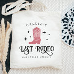 Bolso De Tela Última fiesta de Bachelorette de Rodeo<br><div class="desc">Bienvenidos amigos a su discoteca cowgirl o al fin de semana de la soltera con temática occidental con estas preciosas bolsas de té personalizadas. El diseño presenta un ilustracion de arranque de vaquero rosa rosa polvoriento con "último rodeo" debajo. Agregue su nombre,  nombre de ubicación y año.</div>