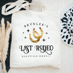 Bolso De Tela Última fiesta de la Bachelorette de Rodeo<br><div class="desc">Bienvenidos amigos a su discoteca cowgirl o al fin de semana de la soltera con temática occidental con estas preciosas bolsas de té personalizadas. El diseño presenta un par de herraduras flanqueadas por estrellas de estilo disco retro con el último rodeo bajo el que se encuentra. Agregue su nombre, nombre...</div>