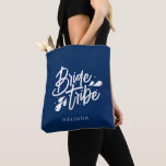 Bolso De Tela Última tribu náutica de novias<br><div class="desc">Este moderno y azul nombre de la tribu de novias minimalistas con elementos de diseño caligráfico audaz y el nombre de la soltera será genial para el fin de semana de la soltera o regalos o favores de boda y ducha de novia.</div>