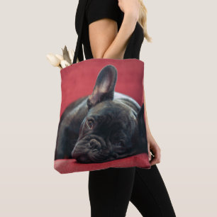 Bolso De Tela Un bulldog francés joven que miente en un sofá