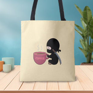 Bolso De Tela Un pequeño Ninja con un gran tazón de café en amar