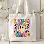 Bolso De Tela Un poquito Dramático Gracioso Groovy Dice<br><div class="desc">Un poco dramático,  el gracioso Groovy Saying Typography Tote Bag incluye el texto "Un poco dramático" en la tipografía moderna sobre un fondo de tablero de ajedrez rosa con flores gruesas,  pernos iluminadores y una cara sonriente. Diseñado por Evco Studio www.zazzle.com/store/evcostudio</div>
