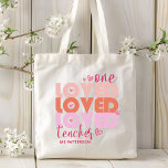 Bolso De Tela Un profesor de amor Rosa Nombre personalizado mode<br><div class="desc">El nombre personalizado rosado moderno de un profesor de amor incluye el texto "un profesor querido" en la tipografía moderna de escritura rosa acentuada con corazones de amor y personalizada con tu nombre personalizado. Perfecto para tu profesor favorito para apreciar al profesor, cumpleaños, Navidades, vacaciones y más. Diseñado por Evco...</div>