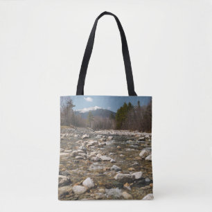 Bolso De Tela Un río fluido con agua clara fluyendo hacia el oes