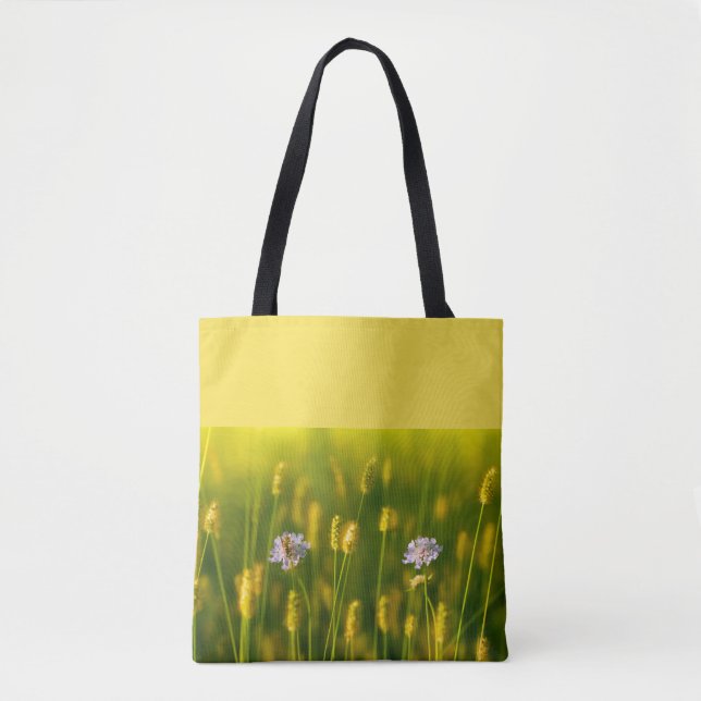 Bolso De Tela Una abeja en las flores salvajes de primavera (Anverso)