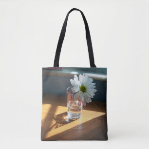 Bolso De Tela Una margarita blanca en un lugar soleado en una bo