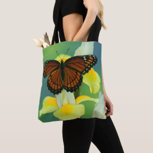Bolso De Tela Una mariposa virrey en un lirio japonés amarillo