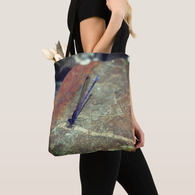 Bolso De Tela Una Mosaica Púrpura Colgando Sobre La Roca De Cerc (Detalle)
