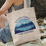 Bolso De Tela Vacaciones de verano de Reunión Familiar en person<br><div class="desc">Esta fresca bolsa de tote de la casa personalizado del lago cuenta con un tranquilo río azul rodeado de árboles y un texto personalizado para una reunión familiar,  un viaje de campamento o unas vacaciones de verano. Personalizar este bolso con tu apellido u otro nombre de grupo.</div>