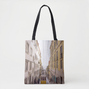 BOLSO DE TELA VEHÍCULO AMARILLO Y GRIS PASANDO POR LA CARRETERA