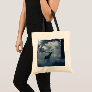 Bolso De Tela Venado con polleras en un bosque oscuro