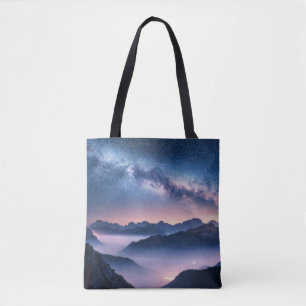Bolso De Tela Vía Láctea sobre montañas en niebla por la noche e