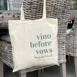 Bolso De Tela Vino antes de la fiesta de la Bachelorette<br><div class="desc">Bienvenidos amigos a su fin de semana de soltera de su país vinícola con esta moda y modernas bolsas de té personalizadas. Diseño característico "vino antes de las vacas" en polvorientas letras clásicas del serif azul con su nombre de evento o ocasión bajo escritura cursiva manuscrita. Personalice con el nombre...</div>