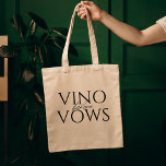 Bolso De Tela Vino antes de la lluvia de regalos para novias Vow<br><div class="desc">Presentamos la bolsa de mano para fiesta de soltera Vino antes de los votos, el accesorio perfecto para cualquier fiesta de soltera o despedida de soltera. El diseño presenta una hermosa tabla de charcutería con una variedad de deliciosas carnes, quesos y frutas, con el texto "Vino antes de los votos"....</div>