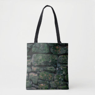 Bolso De Tela Vinos marrones sobre bloques de piedra apilados